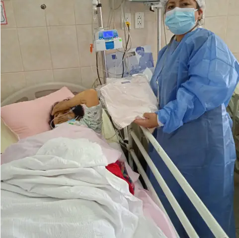 Imagen 12 de Entrega de Pijamas Hospital Hipólito Unanue - traperos de emaus san camilo