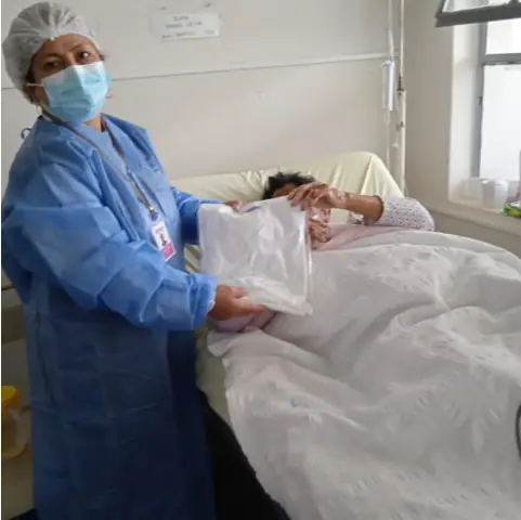 Imagen 15 de Entrega de Pijamas Hospital Hipólito Unanue - traperos de emaus san camilo