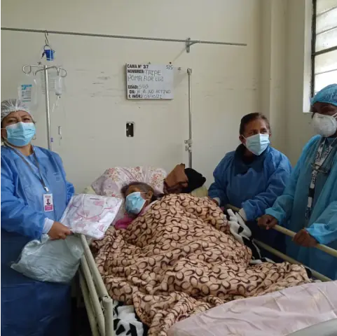Imagen 18 de Entrega de Pijamas Hospital Hipólito Unanue - traperos de emaus san camilo