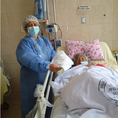 Imagen 3 de Entrega de Pijamas Hospital Hipólito Unanue - traperos de emaus san camilo