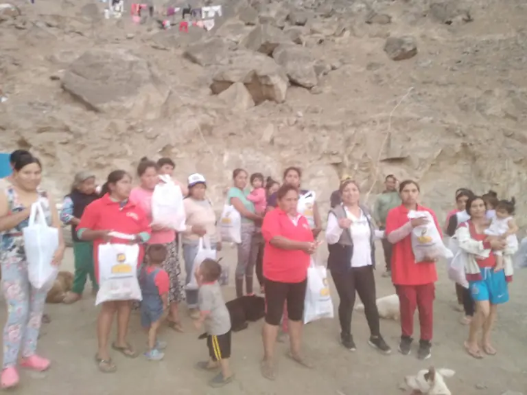Imagen 2 de Donación de víveres a familias del Asentamiento Humano Las Lomas en San Gabriel