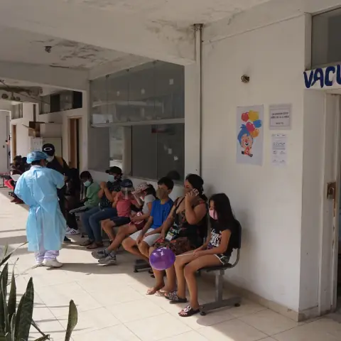 Imagen 13 de Donación de Mascarillas y Juegos Didácticos en Campaña de Vacunación - Centro Materno Infantil Tablada de Lurín - traperos de emaus san camilo