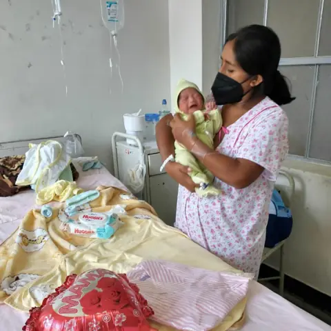 Imagen 10 de Día de la Madre en Área Neonatal Hospital Hipólito Unanue - traperos de emaus san camilo