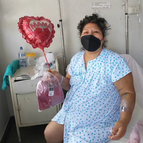 Imagen 14 de Día de la Madre en Área Neonatal Hospital Hipólito Unanue - traperos de emaus san camilo