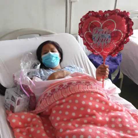 Imagen 2 de Día de la Madre en Área Neonatal Hospital Hipólito Unanue - traperos de emaus san camilo