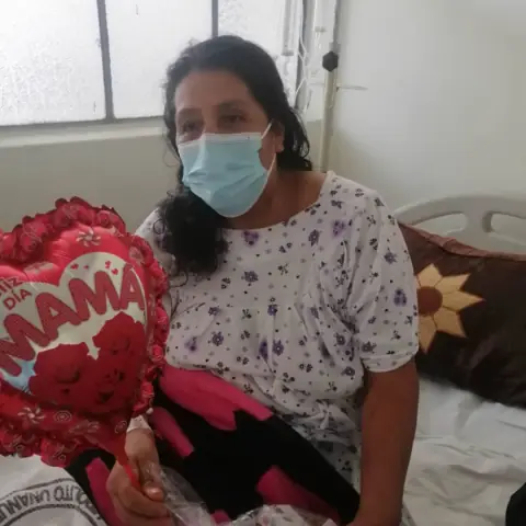 Imagen 4 de Día de la Madre en Área Neonatal Hospital Hipólito Unanue - traperos de emaus san camilo
