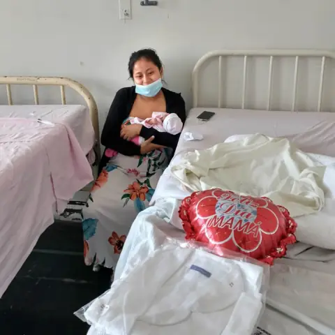 Imagen 8 de Día de la Madre en Área Neonatal Hospital Hipólito Unanue - traperos de emaus san camilo